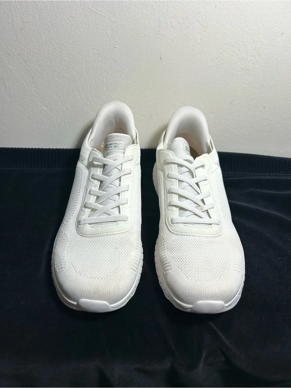 Bob’s Skechers slip in White Knit Sneakers light comfort sz 10